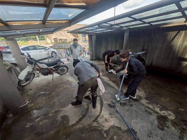 大雨被害から立ち上がろう　復旧の第一歩　社員で清掃だ！